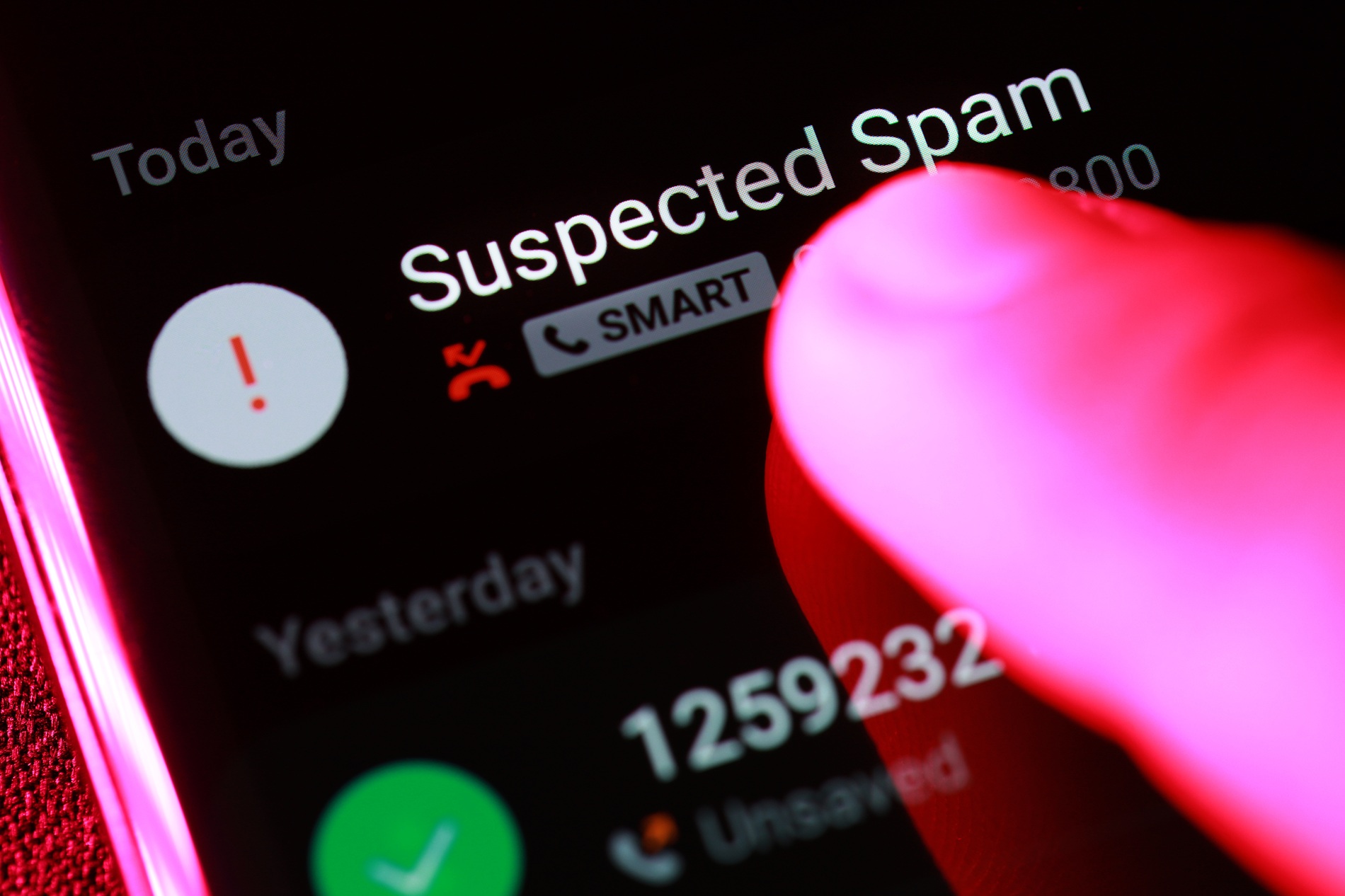 Smartphone screen showing suspected spam call as a fraud warning