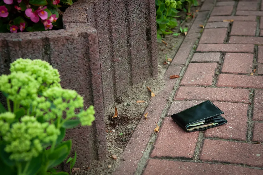 Wallet on the ground.